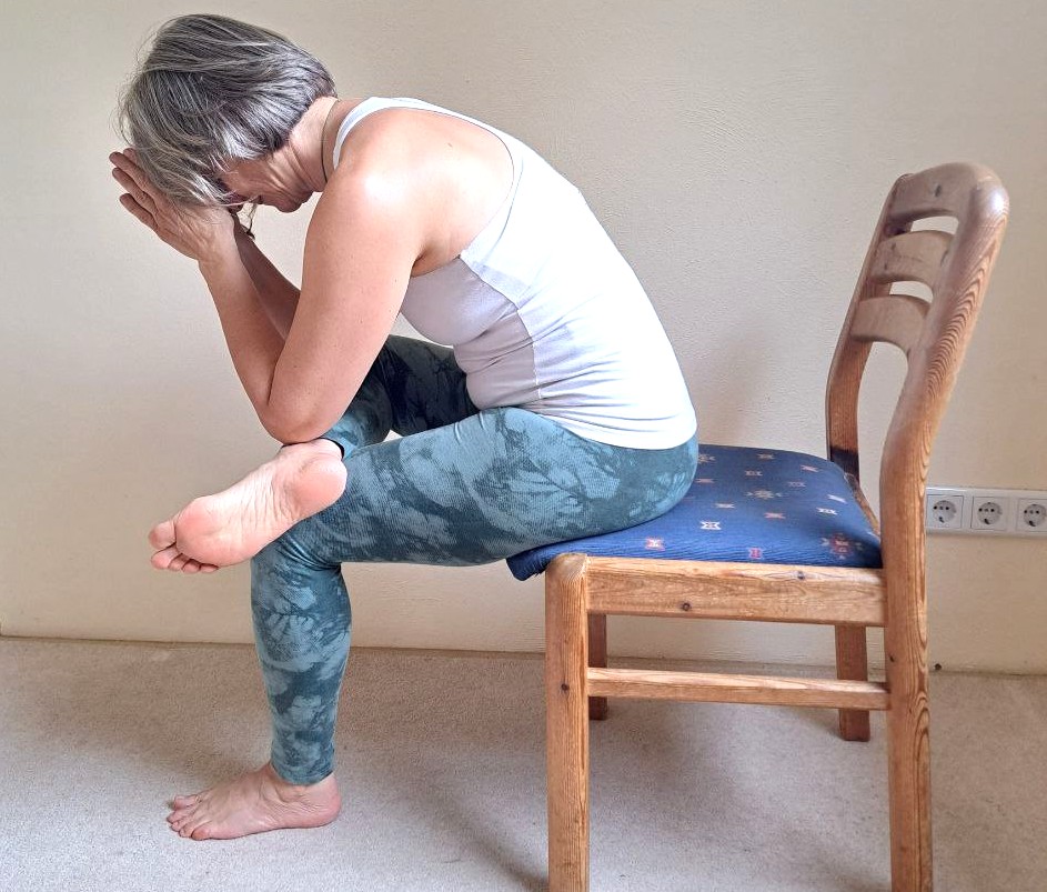 Yin Yoga auf und mit dem Stuhl